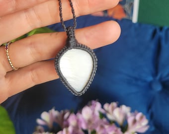 Parelmoer * Parelmoer * Macramé ketting * Druppelvormig * Met liefde gemaakt * Ketting * Macramé hanger * Natuurlijk * Iriserend