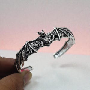 Armring i sterlingsilver med fladdermusvinge, handgjort gotiskt fladdermusvingearmband, oxiderade djursmycken, unik alternativ present till henne, manschett i vampyrstil