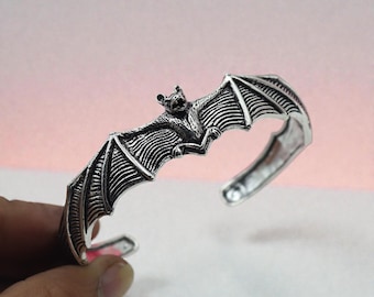 Brazalete de murciélago de plata esterlina, pulsera gótica artesanal con alas de murciélago, joyería de animal oxidada, regalo alternativo único para ella, brazalete estilo vampiro