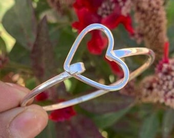 Brazalete de plata de ley con forma de corazón, diseño abierto romántico