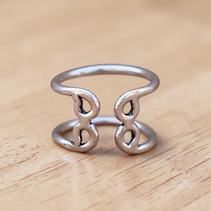 Minimalistischer offener Doppelschleifenring, Sterlingsilber-verstellbarer Ring, Infinity-Ring, moderner Stapelring, handgemachtes Geschenk für sie