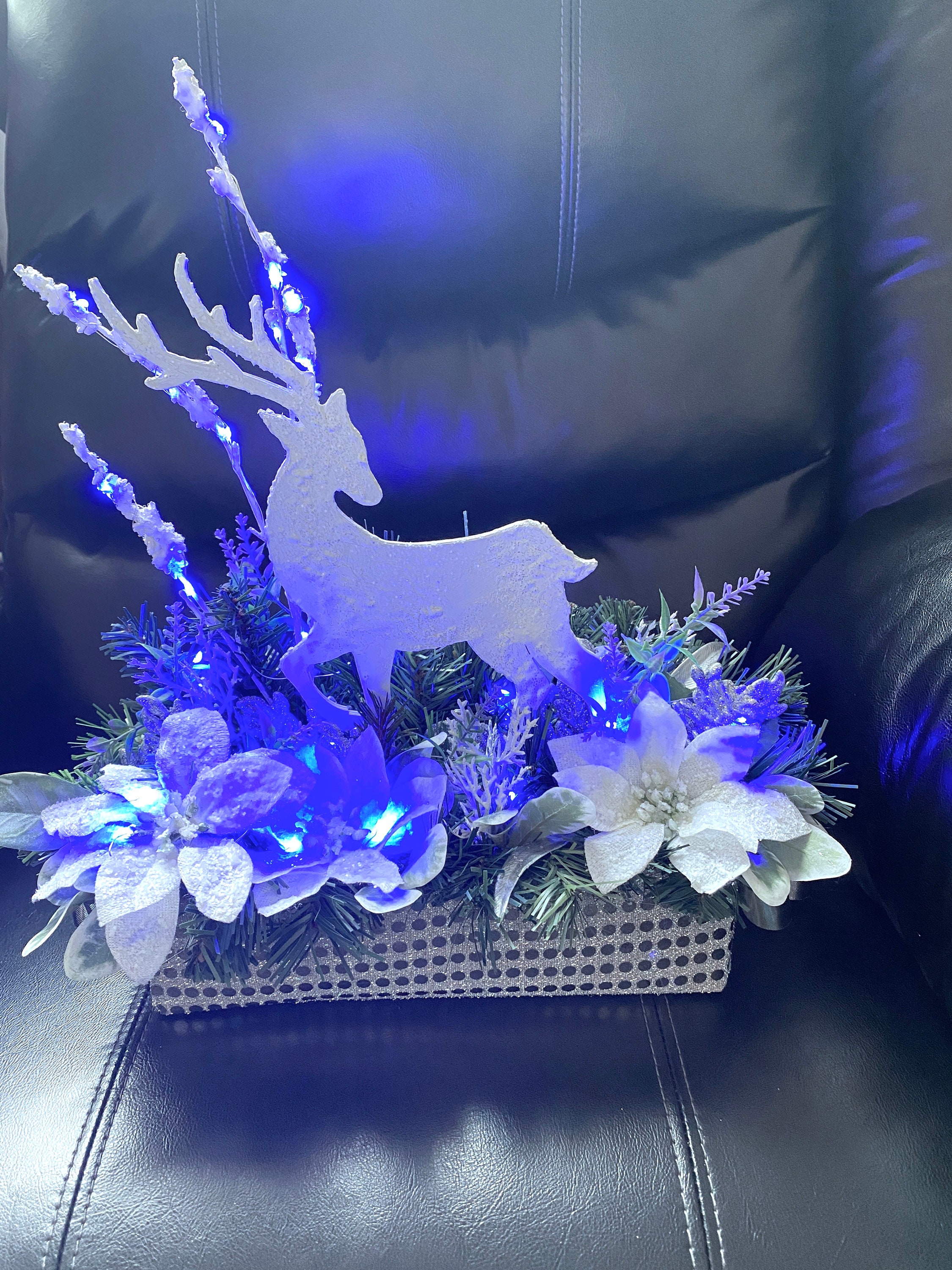 一点もののLEDクリスマス鹿センターピース、白い花柄のテーブル
