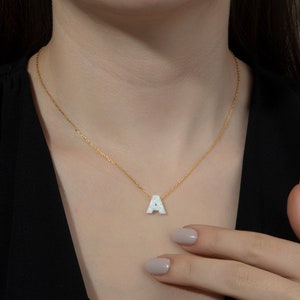 Weißer Opal Initial Halskette für Frauen, individuelles Geschenk für Mütter, Blauer Opal Buchstabe Halskette, Pinky Opal Buchstabe Anhänger, einzigartige Geschenke für Mama