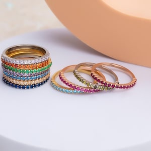 Benutzerdefinierte Birthstone Ringe, Halb Infinity Stapelring, Birthstone Ringe für Mama, Halbe Ewigkeit Stapelbare Edelsteinringe, einzigartige Geschenke für Mama