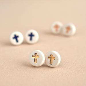 Pequeños pendientes de cerámica de cruz de oro. Tachuelas de arcilla de porcelana. Joyas cristianas de confirmación para niña y mujer