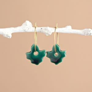 Pendientes aro de dijes hoja de arce de cerámica. Amuletos de arcilla de porcelana hechos a mano. Joyas de regalo estilo otoñal para ella