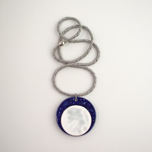 Llamativo collar de luna llena de cerámica. Colgante circular grueso hecho a mano. Joyería celestial extra grande para mujer bohemia.