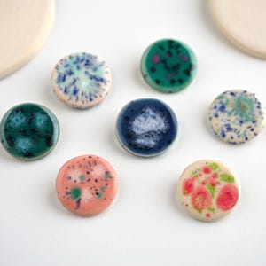 Niedliche, gesprenkelte Keramikbrosche. Geometrische Kreisbrosche. Keramikschmuck für Damen. Handgefertigtes Geschenk für Mama.