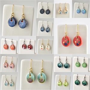 Pequeños pendientes colgantes de cerámica coloridos. Lágrimas de arcilla de porcelana únicas para cada día. Joyería cerámica hecha a mano
