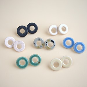 Prachtige keramische oorringen. Handgemaakte porseleinen donutoorbellen. Uniek cadeau voor de moderne vrouw.