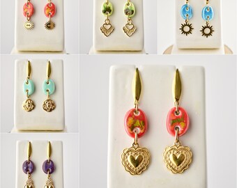 Largos pendientes colgantes de cerámica con charms chapados en oro. Pendientes bohemios de corazón, sol, escarabajo y mal de ojo para mujer