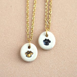 Graziosa collana con impronta di zampa di cane. Ciondoli in ceramica dipinta a mano con impronta di zampa. Piccolo gioiello fatto a mano, regalo per le mamme di cani.