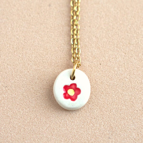 Piccola collana con ciondolo floreale rosso. Semplice ciondolo a forma di fiore in ceramica dipinta a mano. Gioielli in ceramica fatti a mano da indossare tutti i giorni.
