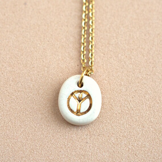 Collar colgante de signo de la paz de oro. Pequeño colgante de cerámica pintado a mano para uso diario. Lindas joyas sencillas hechas a mano