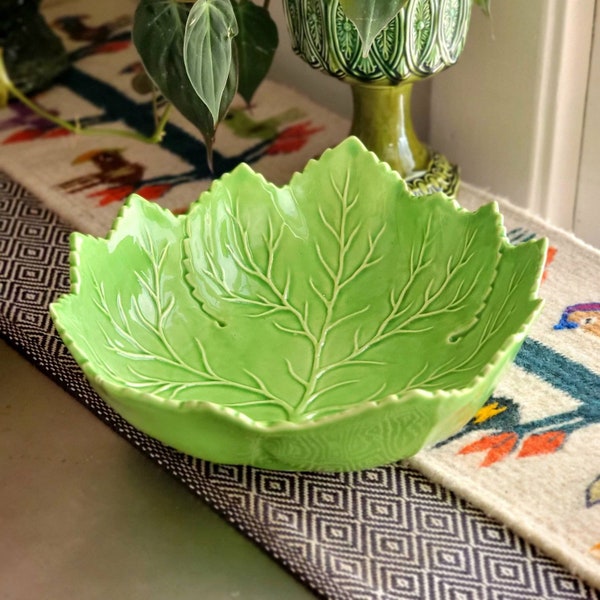 Olfaire Majolica green leaf serving bowl made in Portugal, Portuguese pottery, Majolica pottery, Olfaire pottery, Olfaire Portugal