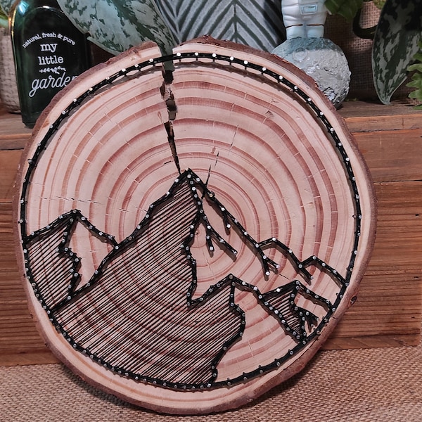 Montagne en string art sur rondelle de bois