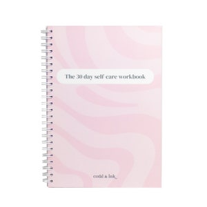 Może przedstawiać: Zeszyt do pracy nad samoopieką w kolorze r&oacute;żowym i białym z wzorem wirującym, z tytułem "The 30 day self-care workbook" i tekstem "coral & ink." na dole.