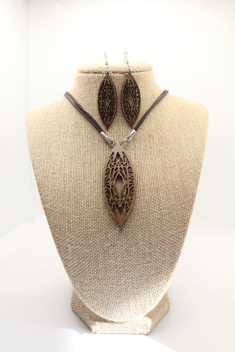 Yoni Necklace and Earring Set