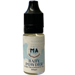 Puede incluir: Una pequeña botella de vidrio transparente con un gotero negro. La botella contiene un líquido amarillo claro. La etiqueta es blanca con acentos azules y grises de estilo acuarela. La etiqueta dice "MA Crafts & Frags Baby Powder Pure Fragrance Oil 10ml".
