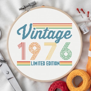 Vintage kruissteekpatroon geboortejaar, gepersonaliseerde pdf-jaarborduurwerk, geboortejaar cadeau-idee in retrostijl