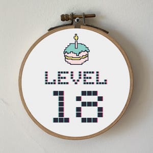 Grille de point de croix, jeu rétro, anniversaire | Motif de broderie joyeux anniversaire âge personnalisé | Patron personnalisé arcade vintage