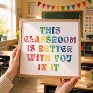 Peut inclure: Une broderie au point de croix carrée dans un cadre en bois clair présentant le texte multicolore THIS CLASSROOM IS BETTER WITH YOU IN IT. Les lettres sont brodées dans une variété de couleurs vives, notamment le rouge, l'orange, le jaune, le vert, le bleu et le violet.
