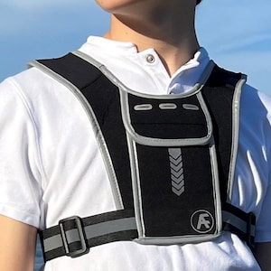 Colete reflexivo ajustável Pro Runner projetado para maratona com bolsos para telefone e monitor cardíaco, garrafa de 500 ml, chaves e cartão.