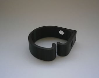 Debajo del cable del escritorio ordenado