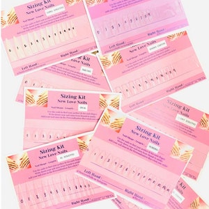 Op de afbeelding: Een set roze maatkits voor press-on nagels. Elke kit heeft een andere nagelvorm, waaronder lange stiletto, lange kist, korte kist, ovaal, amandel en stiletto. De kits bevatten transparante kunststof nageltips die van 0 tot 9 zijn genummerd om de maat te bepalen.
