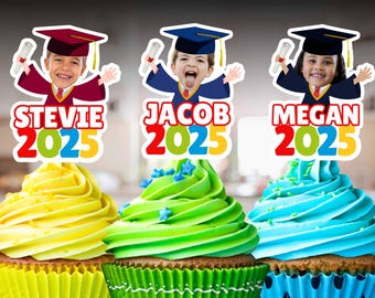 Könnte beinhalten: Drei Graduation Cupcakes mit personalisierten Toppern, die Fotos von Kindern in Abschlusskappen und -roben zeigen. Die Topper enthalten auch die Namen "Stevie", "Jacob" und "Megan" sowie das Jahr "2025".