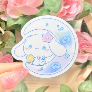 Stickers blancs chien Cinna duveteux sur la lune | ACHETEZ-EN 3, OBTENEZ-EN 1 GRATUITEMENT | Adorables stickers en vinyle brillant imperméable et résistant aux intempéries pour ordinateur portable