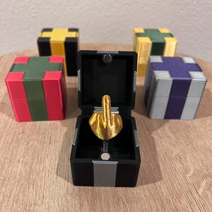 Gift Box Surprise Mittelfinger