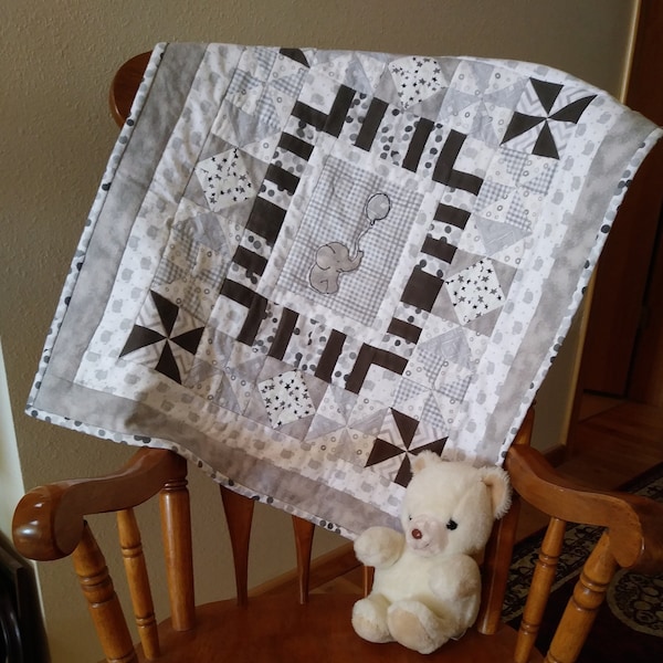 Baby Elephant Quilt in Grau