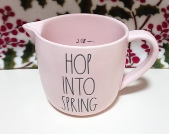 Rae Dunn Hop Into Spring Messbecher