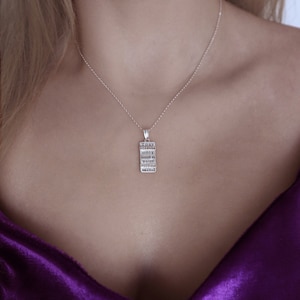 Può includere: Una collana d'argento con un ciondolo che recita "Your only limit is your mind".