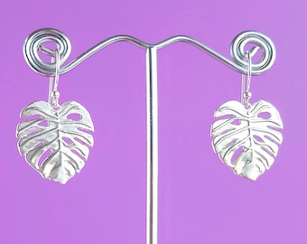 ORECCHINI A FORMA DI FOGLIA DI MONSTERA • Foglia di pianta tropicale audace e vistosa in argento sterling 925 • Delicati orecchini da donna come regalo • Orecchini pendenti estetici