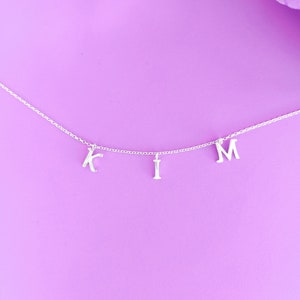 COLLAR CON NOMBRE PERSONALIZADO • Collar con letras espaciadas • Collar con letras personalizadas colgantes • Collar con iniciales con nombre de tendencia • Plata de ley 925