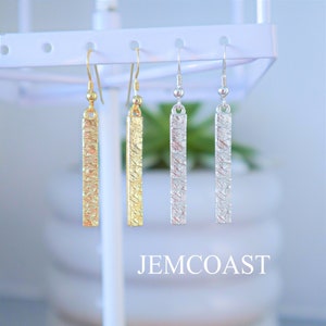 COLGANTES DE BARRA TEXTURIZADA DE PLATA • Aretes de barra colgante • Aretes de línea colgante • Barra larga de plata de ley 925 • Delicado regalo de aniversario para dama de honor