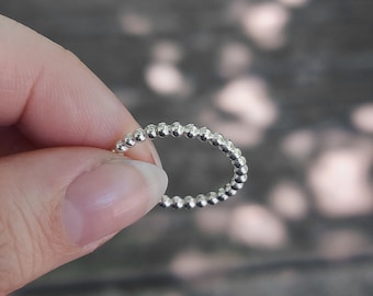 Anillo de cuentas de plata esterlina: delicado anillo minimalista apilable