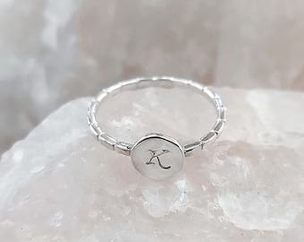 Anillo de plata de ley con inicial: monograma personalizado y delicado