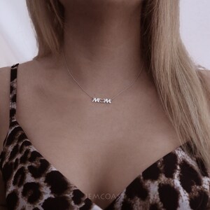 COLLAR DE MAMÁ, el mejor regalo para mamá, plata de ley 925, colgante de letra delicada, gargantilla para mamá, minimalista personalizado para mamá, regalo de cumpleaños