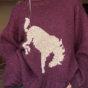 Könnte beinhalten: Ein Set aus drei Keramikbechern mit gesprenkelter, matter Oberfläche. Die Becher sind in Creme-, Hellbraun- und Dunkelbrauntönen gehalten. Jeder Becher hat ein schlichtes, minimalistisches Design.