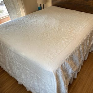 Vtg White Matelasse Coverlet Bedspread 96”x112” Medallion Pattern Queen Fringe