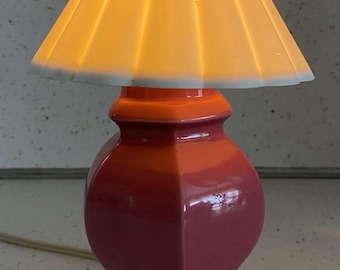 Mini lámpara de cerámica rosa vintage, hecha en Japón, luz nocturna con brillo cálido.