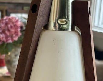 Lámpara colgante vintage de mediados de siglo (MCM), 25 cm (10 pulgadas), cristal, madera, bombilla individual, 1960.