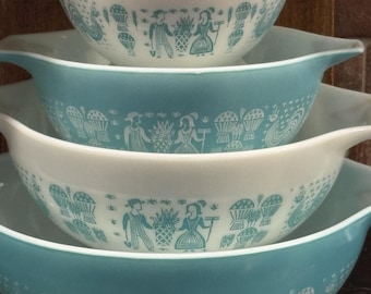 Juego de 4 cuencos apilables Pyrex Amish color turquesa y verde azulado con estampado de mantequilla y diseño de Cenicienta