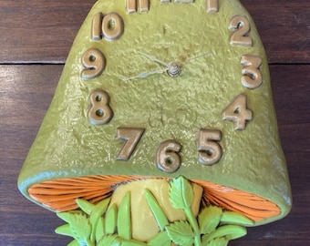 Reloj de pared vintage con forma de hongo, color aguacate, verde y naranja, de cerámica, firmado, fechado en 1975, estilo retro.