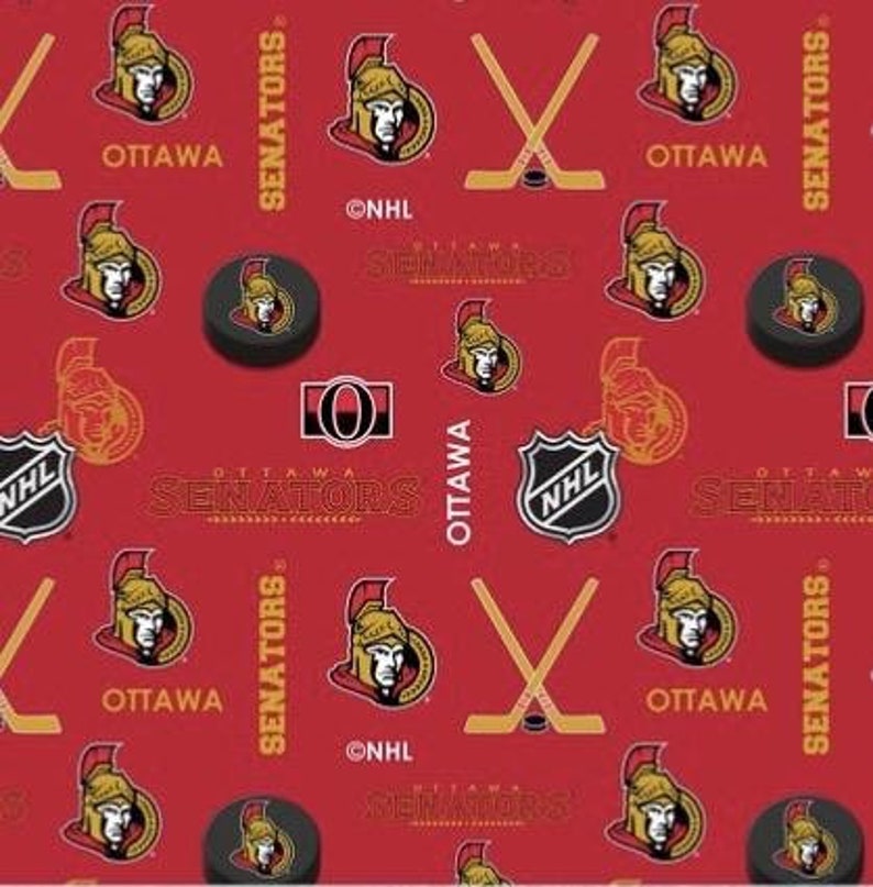 Pode incluir: Tecido vermelho com um padr&atilde;o repetido dos logotipos da equipa de h&oacute;quei Ottawa Senators, capacetes, discos, tacos de h&oacute;quei cruzados e o log&oacute;tipo da NHL. As palavras "Ottawa" e "Senators" tamb&eacute;m est&atilde;o presentes.