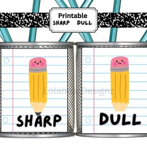 Könnte beinhalten: Zwei Metall-Stifthalter mit Notizpapier-Einsätzen. Einer zeigt einen fröhlichen Cartoon-Bleistift mit der Aufschrift "SHARP", der andere einen traurigen Bleistift mit der Aufschrift "DULL". Das Bild enthält oben den Text "Printable SHARP DULL".