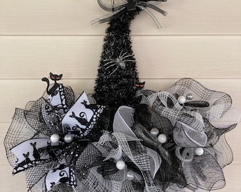 Cat Wreath, Witch Hat Wreath, Halloween Deco Mesh Witches Hat Wreath, Halloween Witch Door Hanger, Black & White Witches Hat Wreath